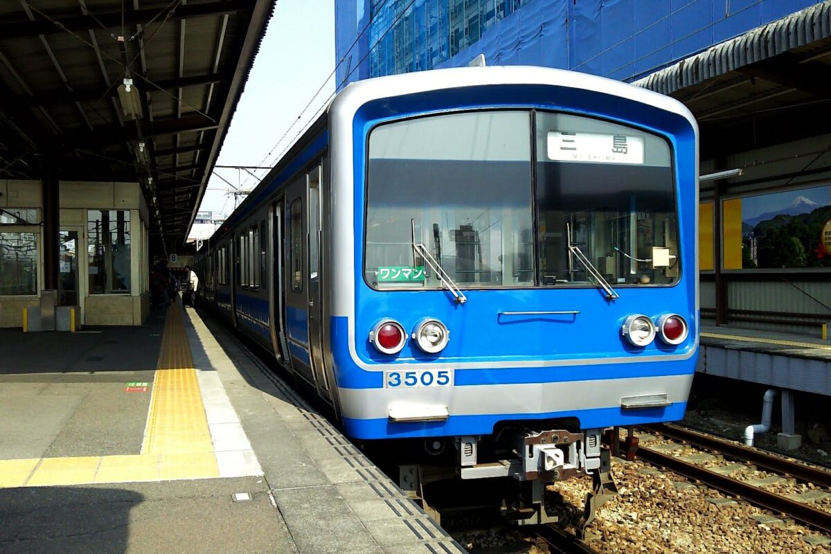 三島駅に到着した駿豆線の列車