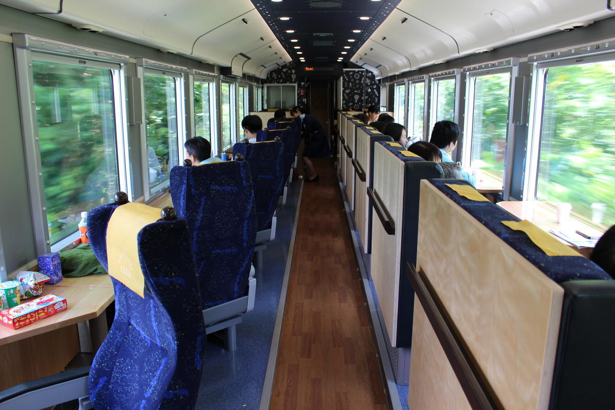 「HIGH RAIL 1375」の車内　窓のほうを向いた座席が並びます