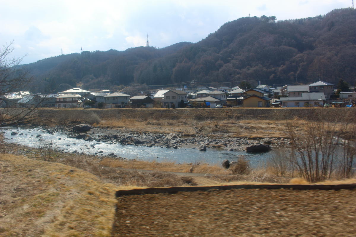 かなりの間、千曲川に沿って進みます