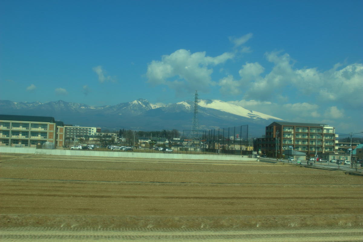 冬～春は雪を冠した浅間山を見ることができます