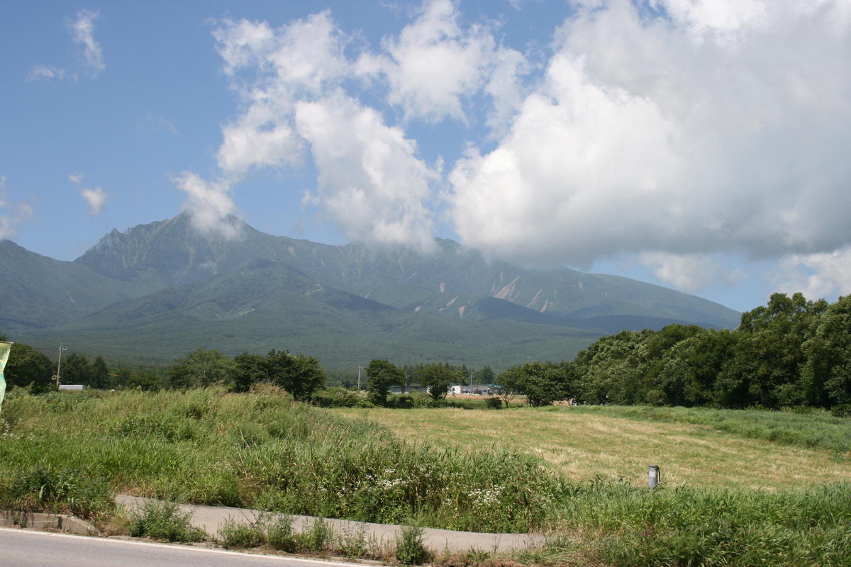 小海線の線路沿いからは高原野菜の畑の向こうに八ヶ岳が！