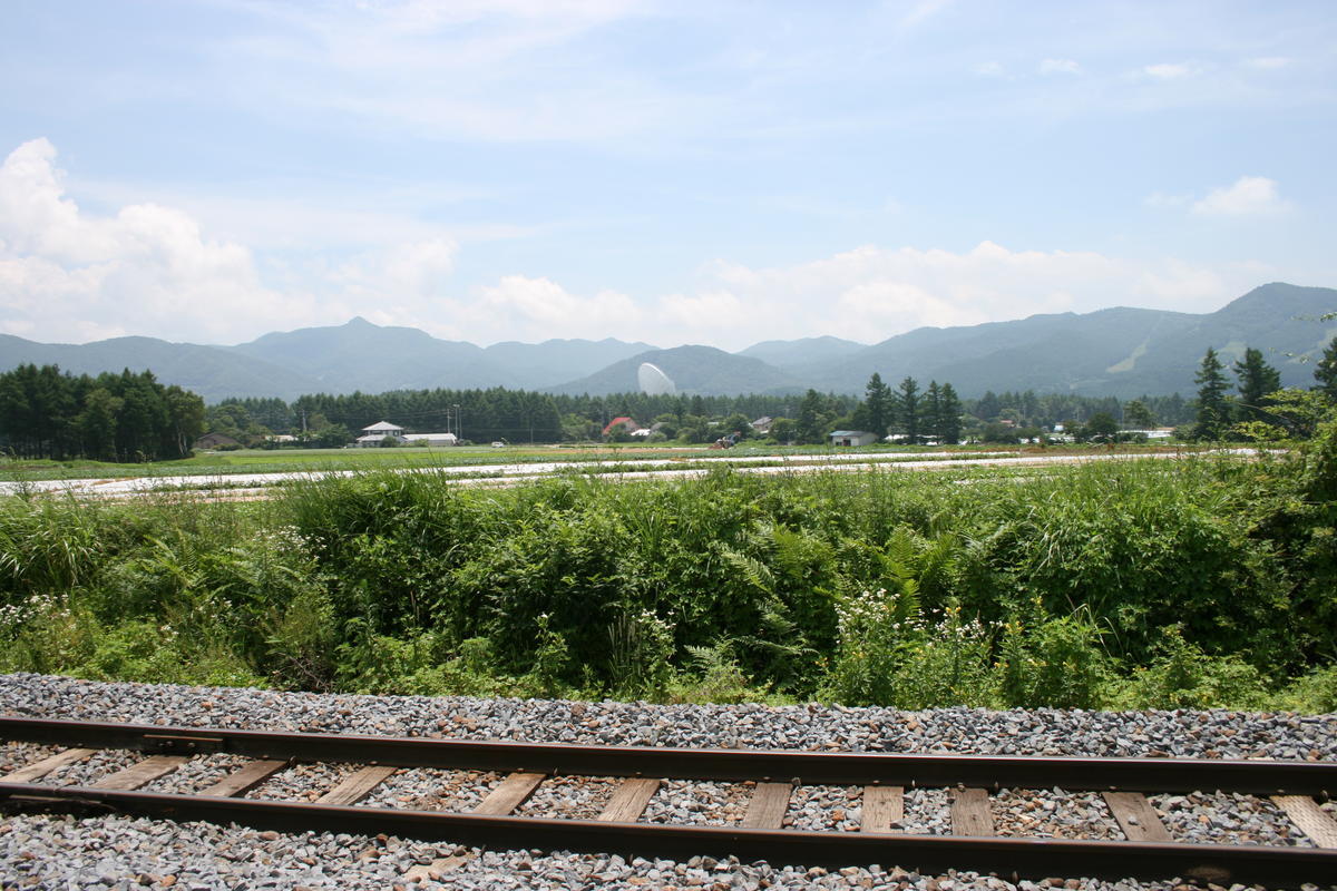 八ヶ岳の反対側、小海線の線路の向こうには野辺山天文台があります