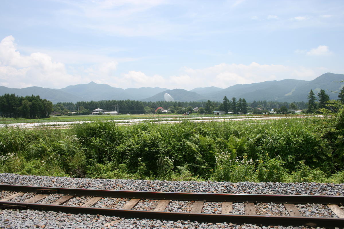 八ヶ岳の反対側、小海線の線路の向こうには野辺山天文台があります