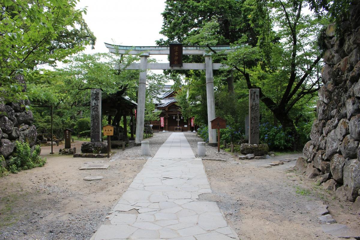 本丸跡には懐古神社があります