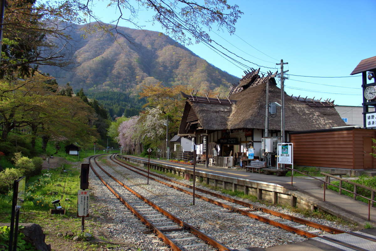 湯野上温泉のホームと駅舎