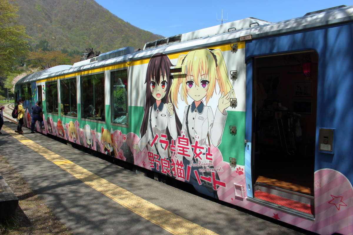 「お座トロ展望列車」はアニメとタイアップ中