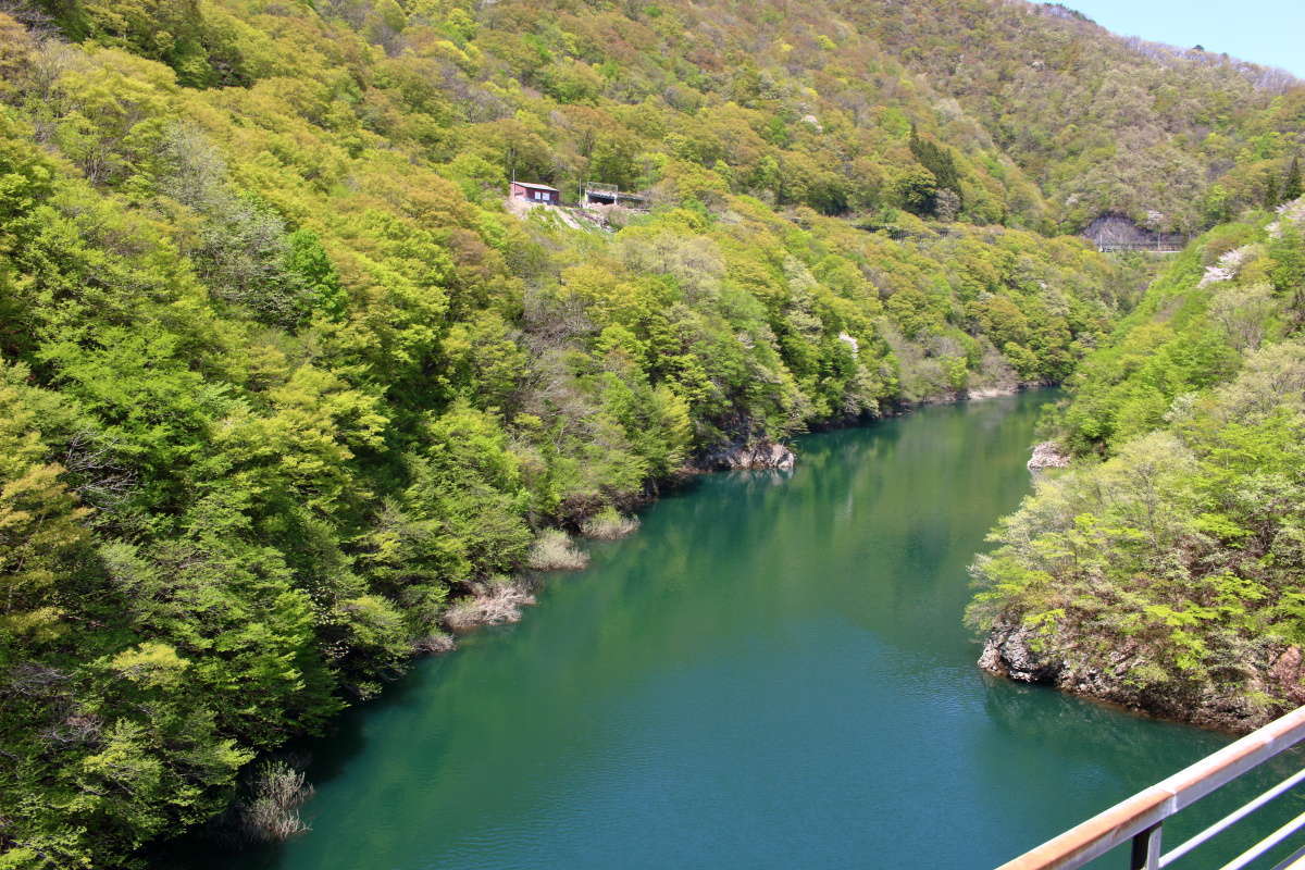 阿賀川を渡る絶景ポイントで一時停止！