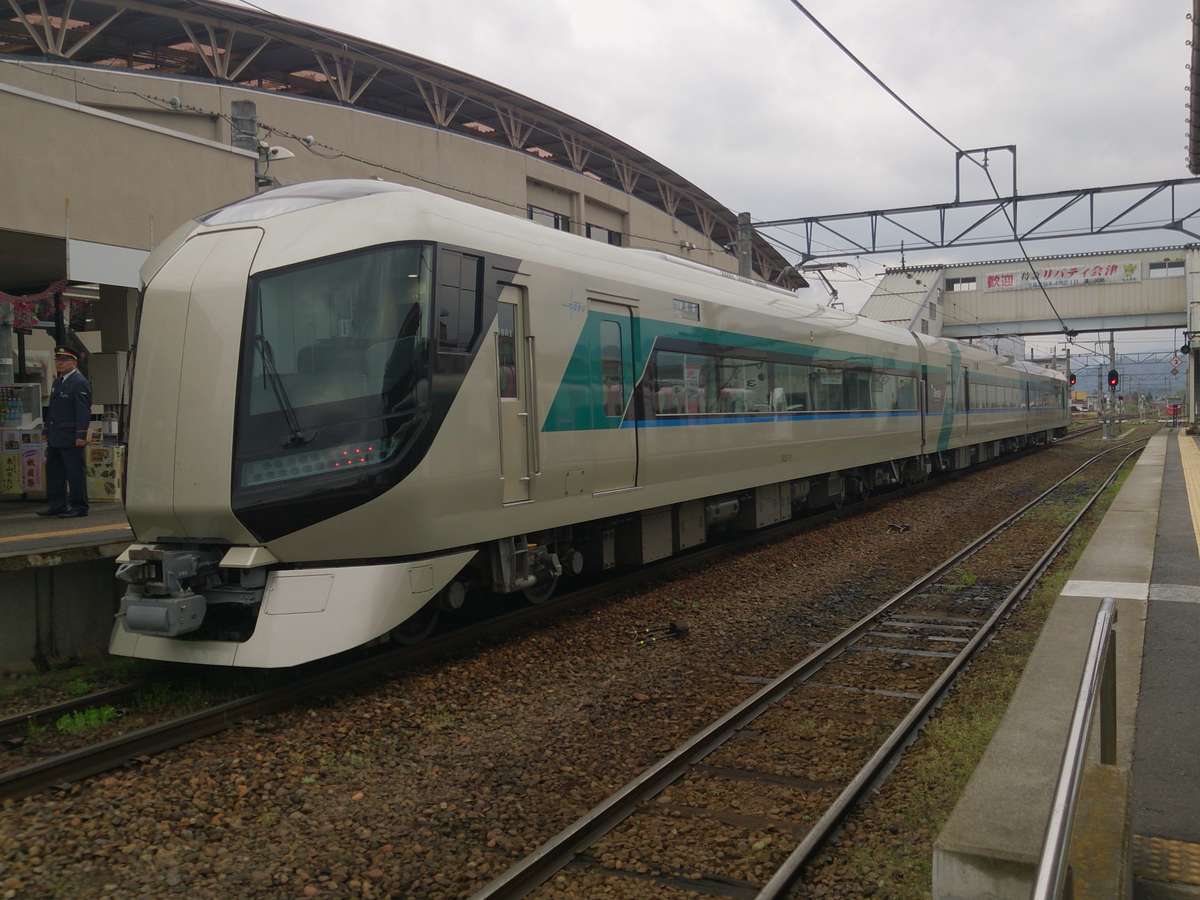 浅草駅から会津田島まで直通運転される特急「リバティ会津」（東武500系）