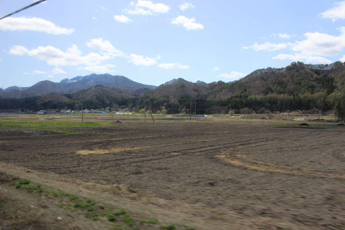 会津田島の周辺は視界が開け、田畑が広がります