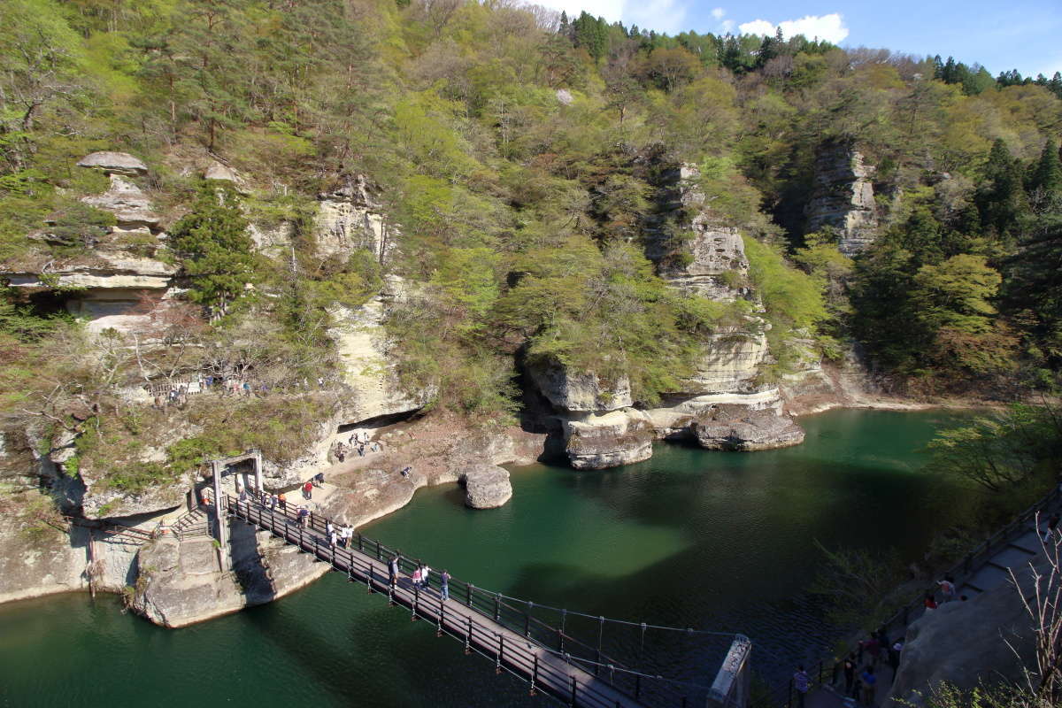 長い年月をかけて川の流れが岩を削ってつくった「塔のへつり」