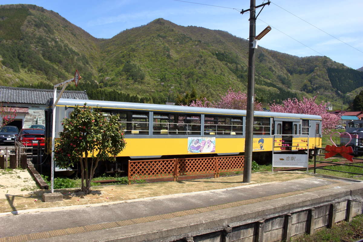ねこ駅長「らぶ」で有名な湯野上温泉駅　古いトロッコ車両が展示されています