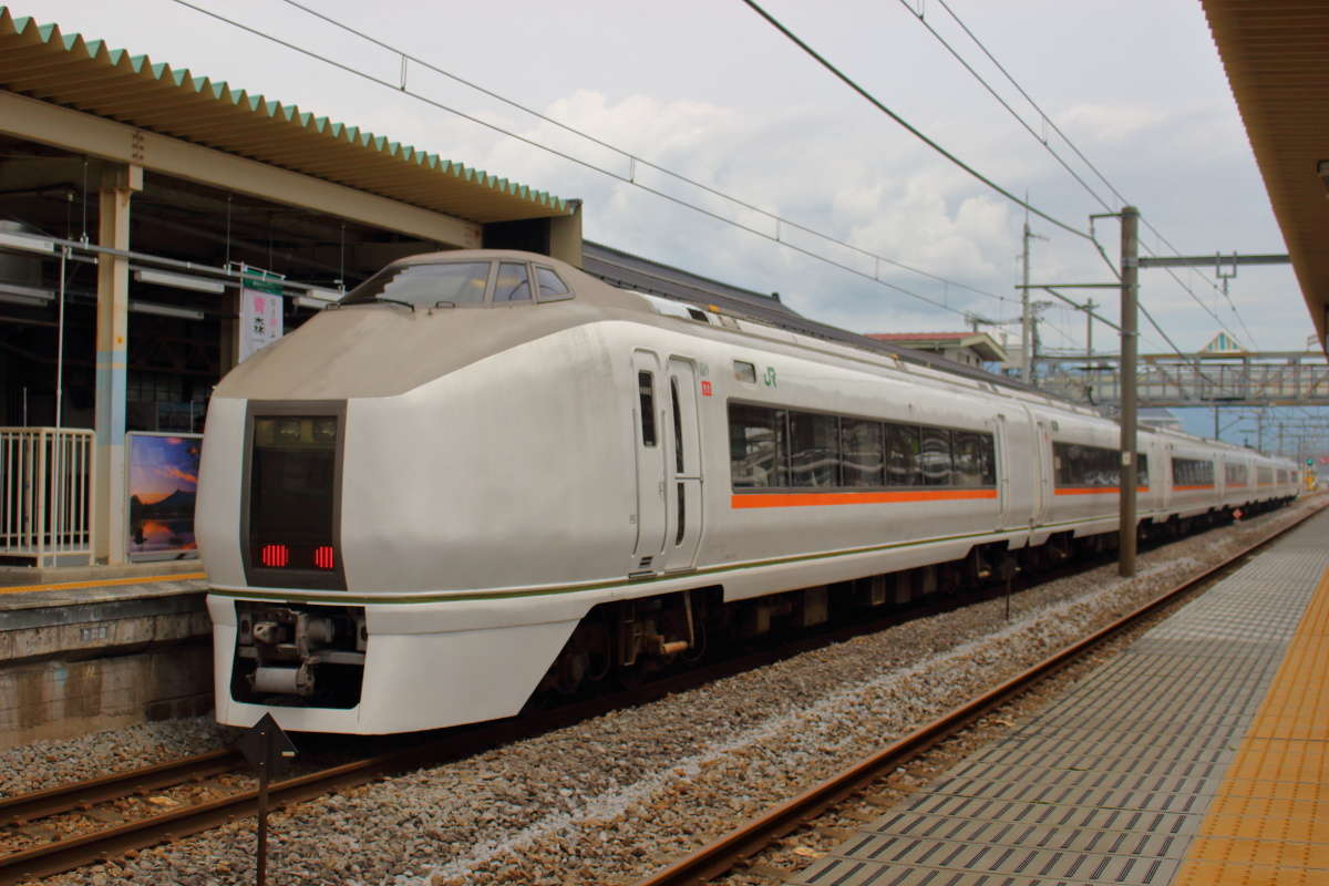 渋川停車中に特急草津31号がやってきました 乗客はSLに興味津々