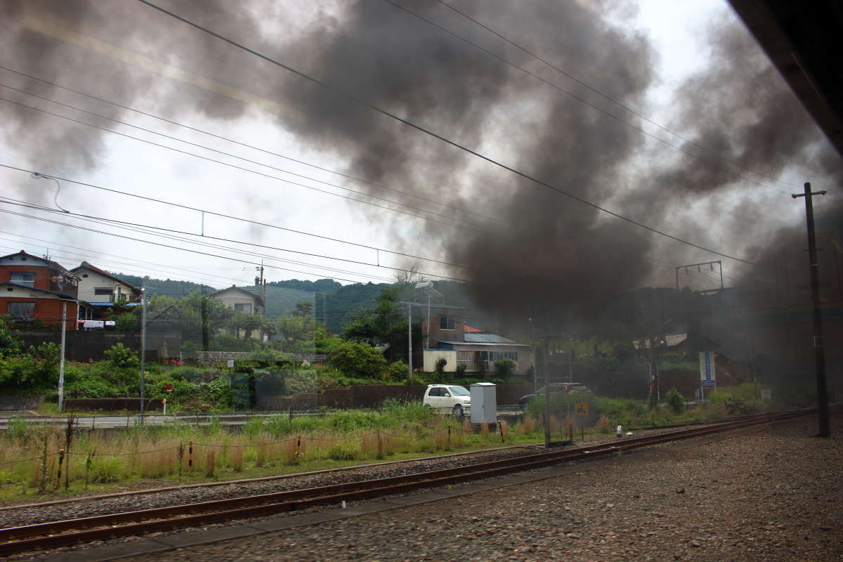 上越線の上り勾配の区間では爆煙に！ 車窓にも流れていく黒煙が見られます