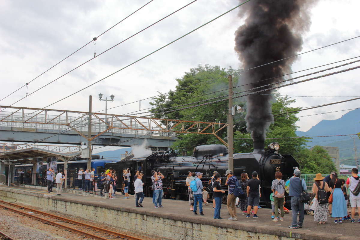 沼田駅停車中に黒い煙を勢いよく吐き出すSL