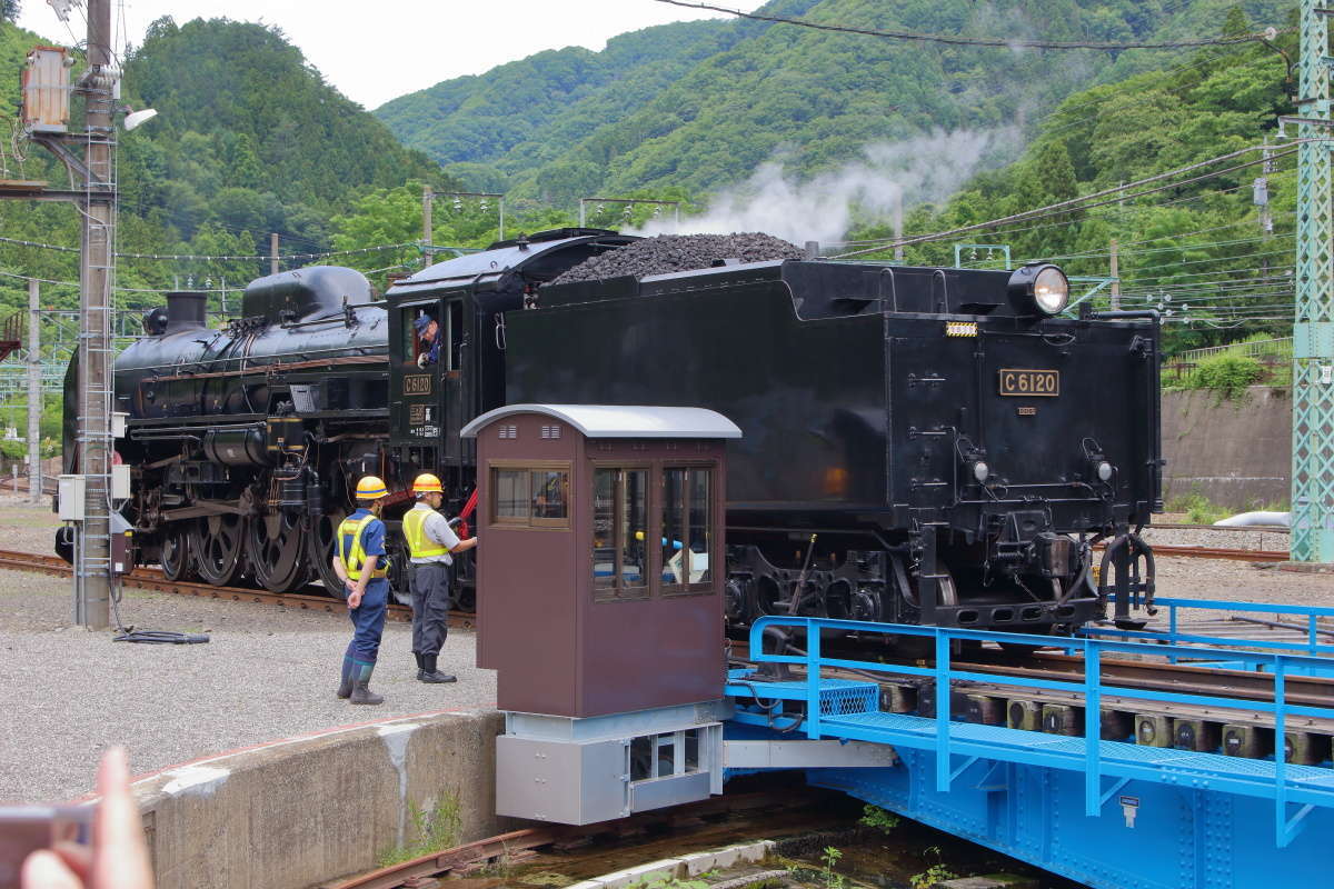 いったん停車して慎重にバックして転車台へ