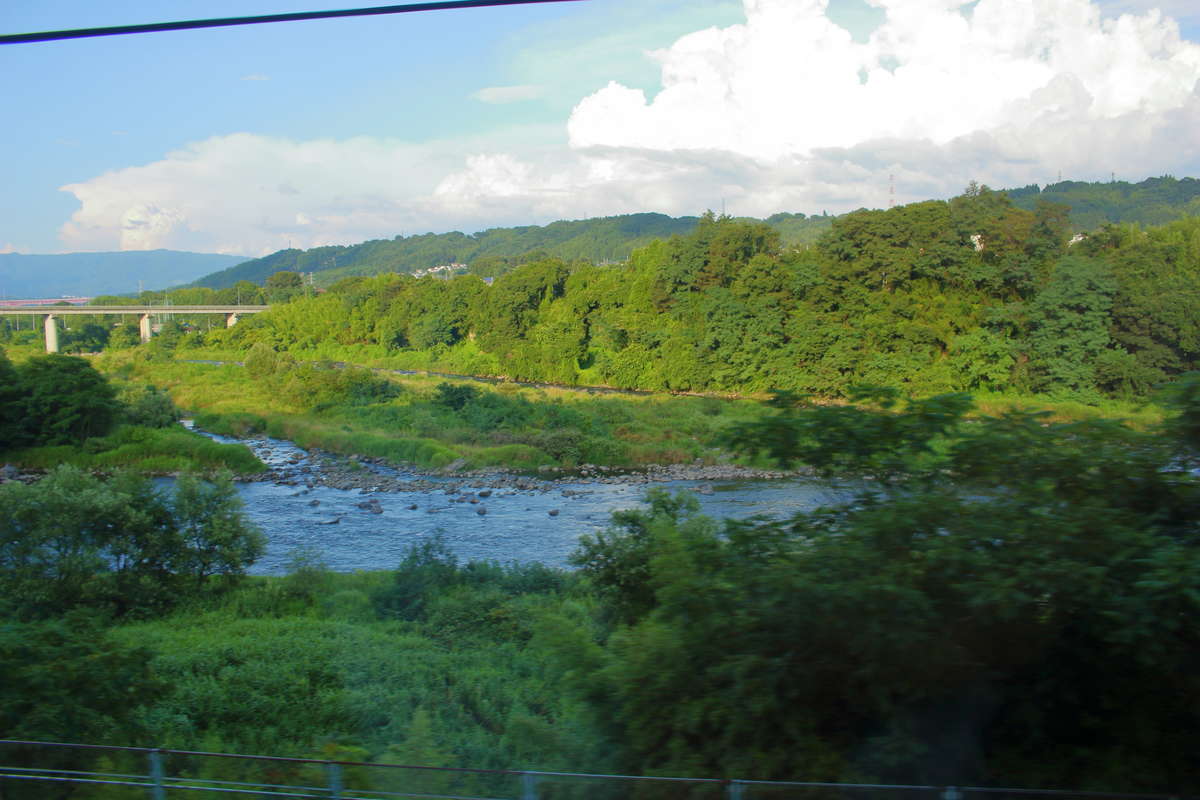 車窓からは利根川の流れも楽しめます
