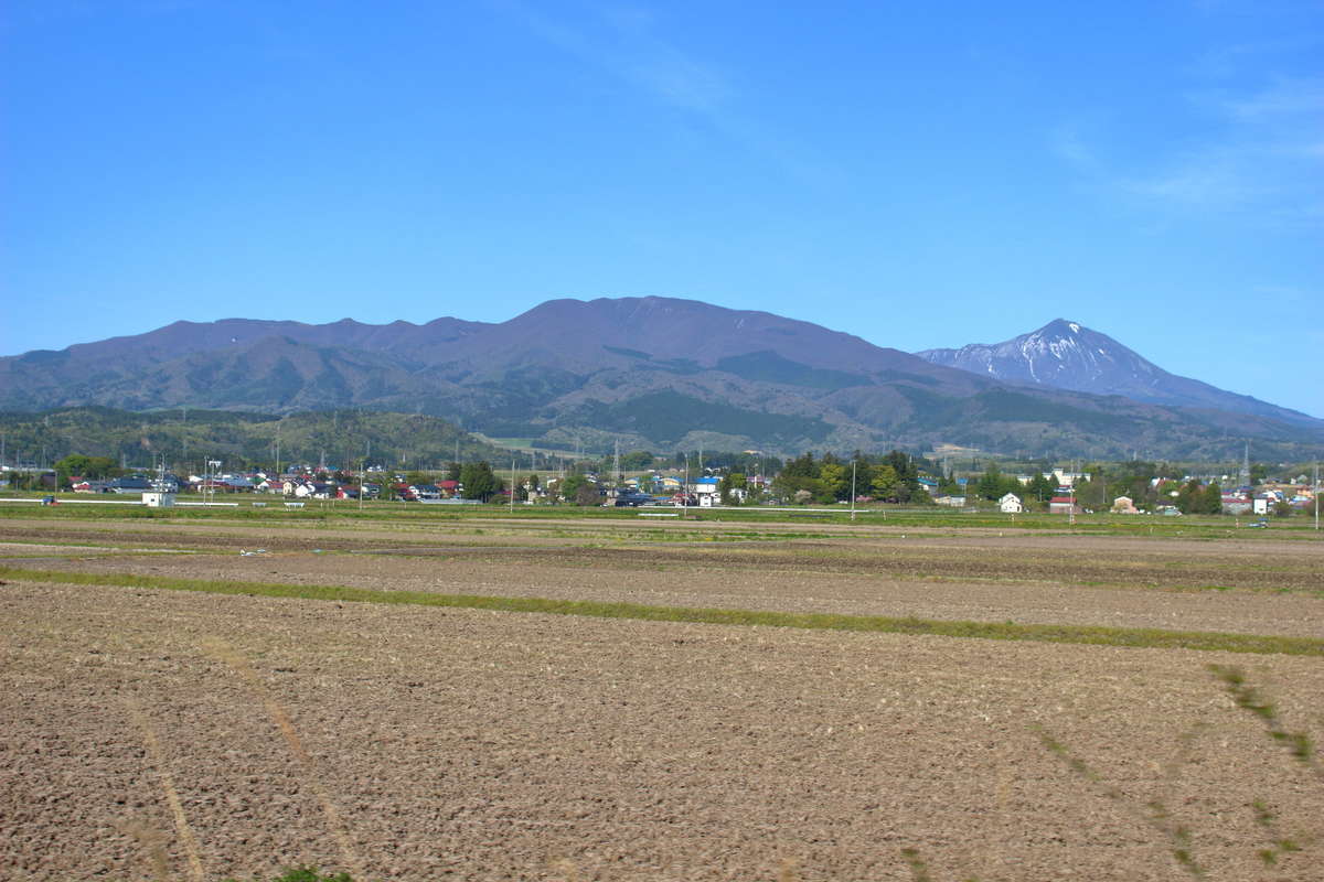 会津若松～喜多方間では磐梯山を間近に眺めることができます