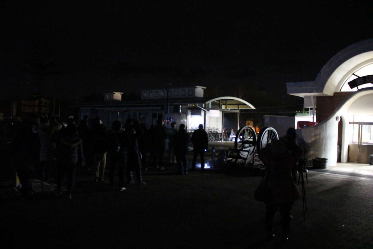 野辺山駅前での星空観賞会　駅前広場は明かりが消され、足元も見えないくらい真っ暗！