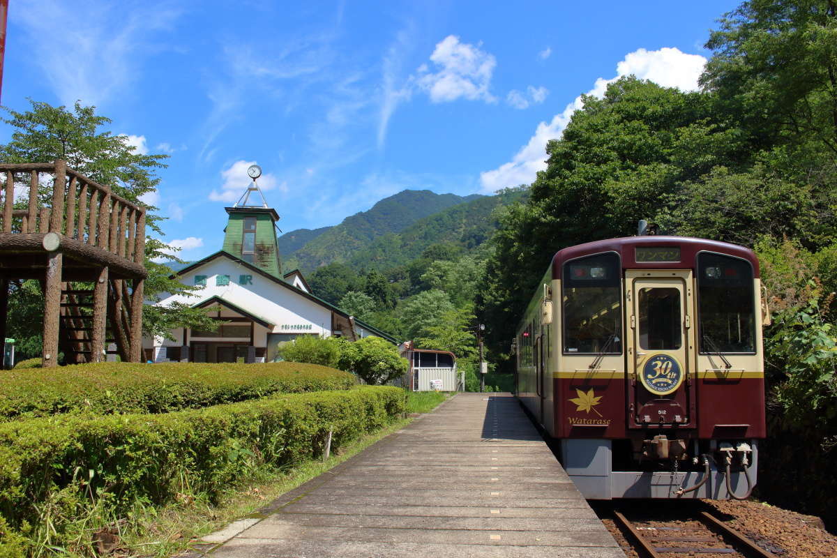 緑に囲まれ、三角屋根がかわいらしい間藤駅の駅舎