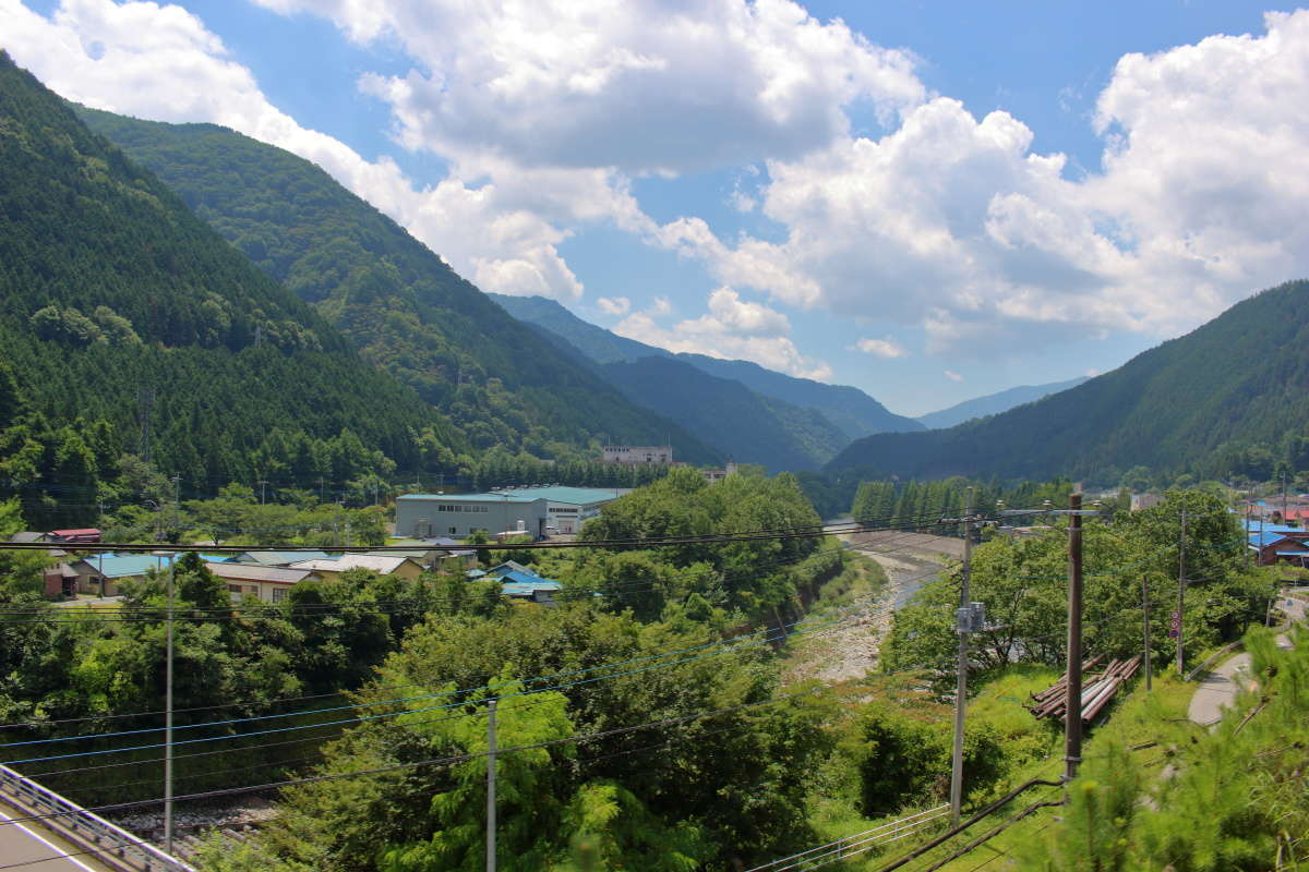 足尾町の中心部、町並みの向こうには渡良瀬川と緑の山々