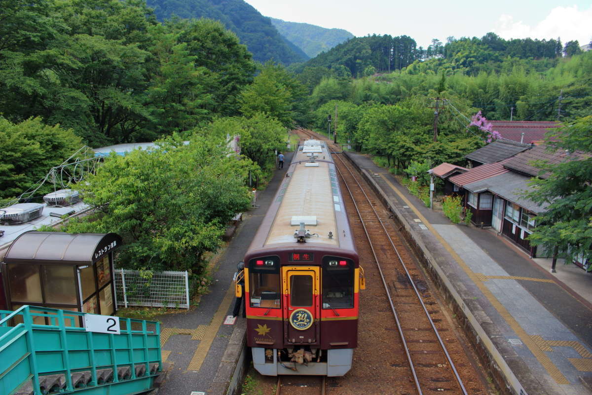 神戸駅の跨線橋から、山間の小駅といった雰囲気