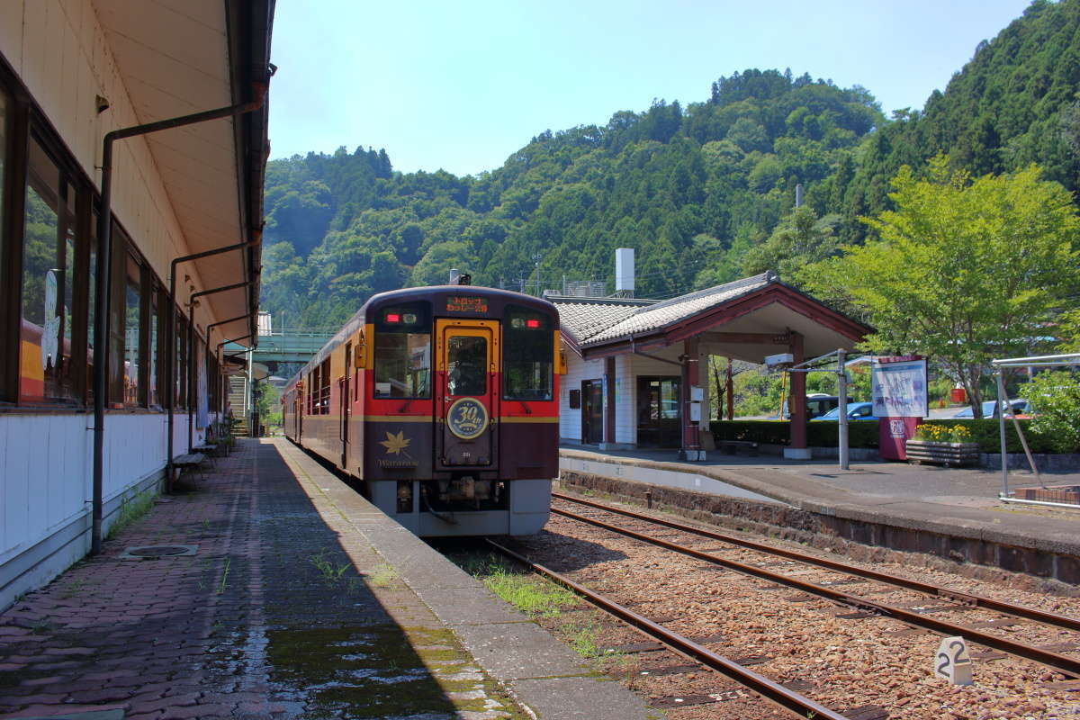 水沼駅で下車、左の建物が「水沼駅温泉センター」