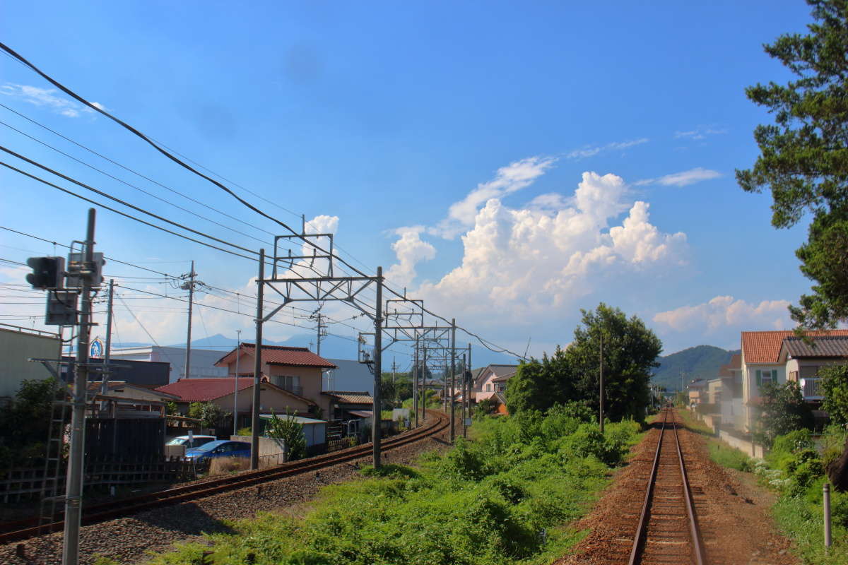 相老駅手前で、東武桐生線の線路と合流します