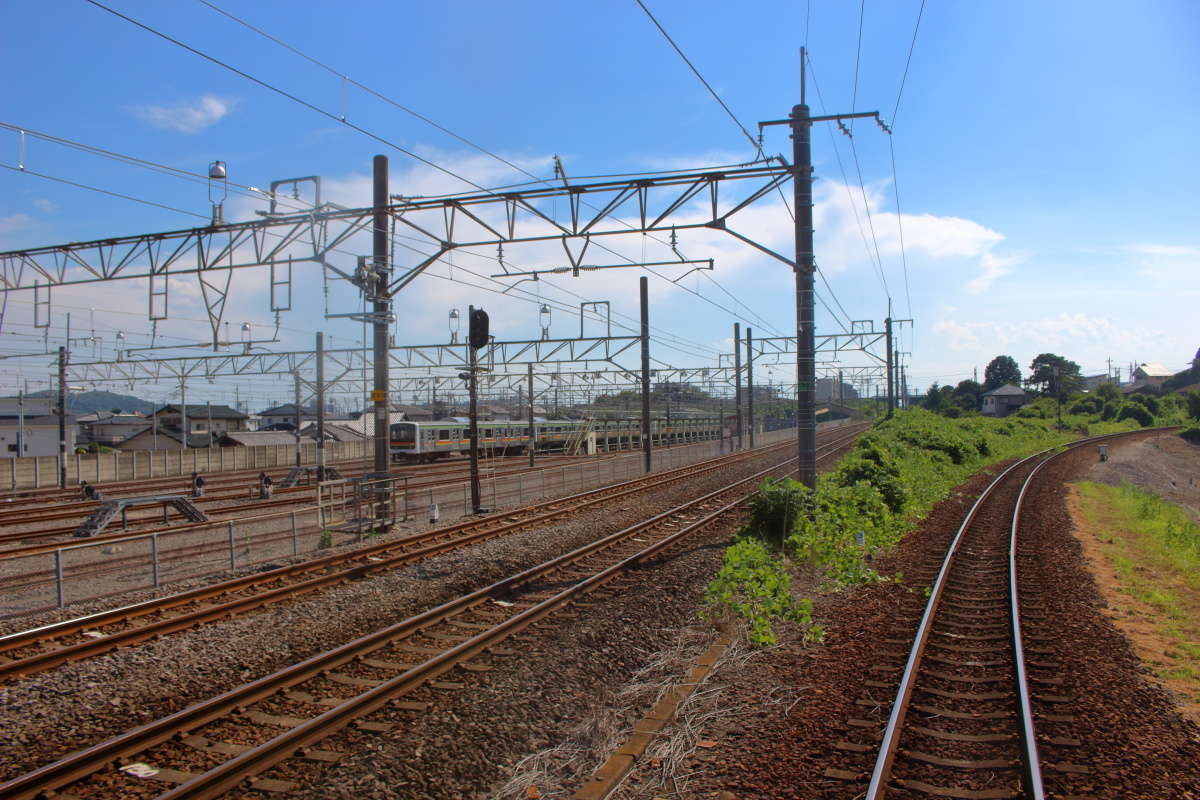 下新田駅近くではJR両毛線と合流