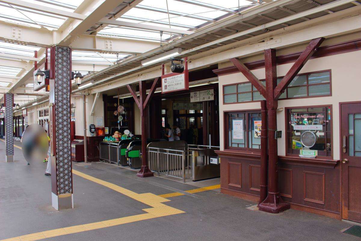 宇都宮駅5番線と同様にレトロ調にデザインされた日光駅のホーム