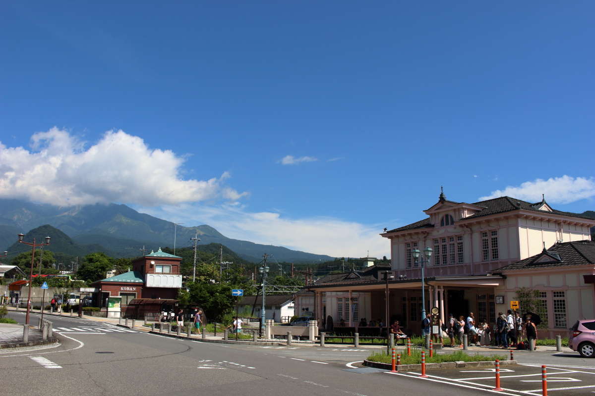 JR日光駅前にはバスターミナルがあります その向こうには日光の山並みがバッチリ！