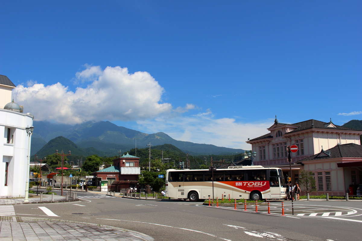 日光市営バス 足尾線は道路を渡ったこちら側の停留所から