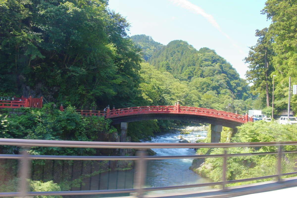 東照宮入口にある神橋　大谷川にかかる美しい朱色の橋です