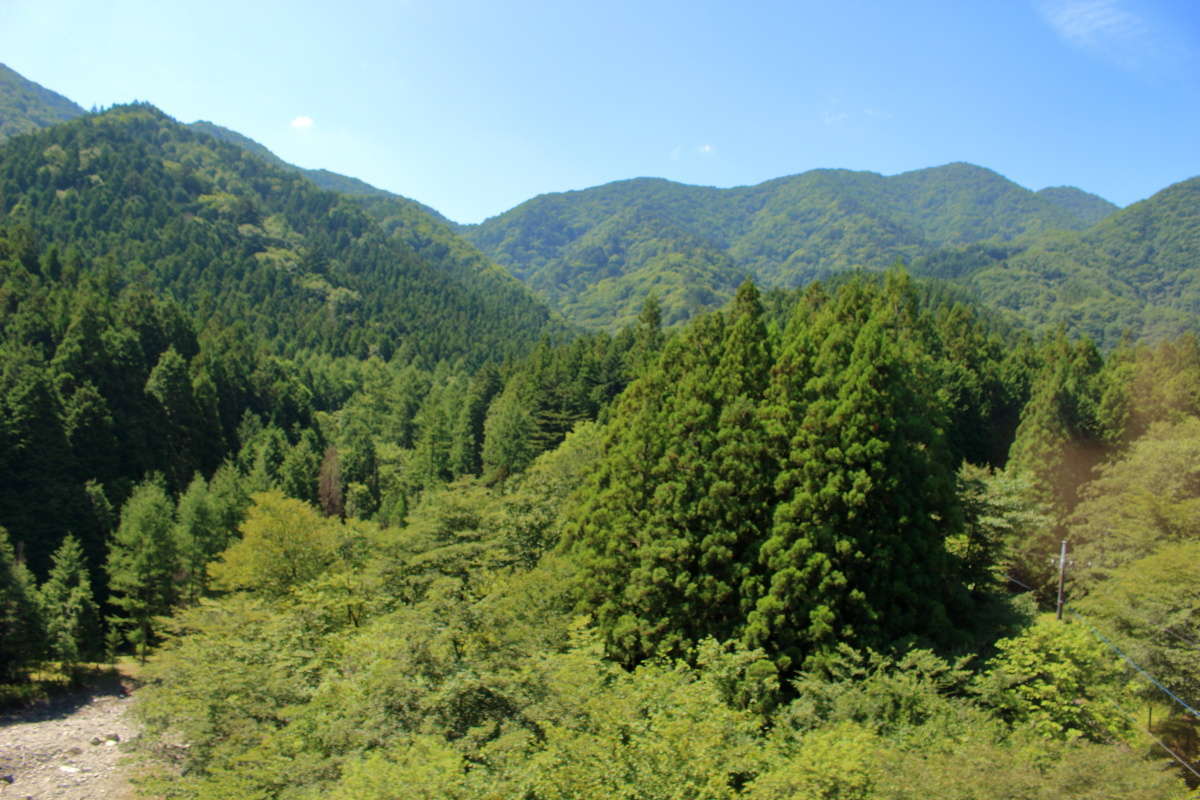 日足トンネルを抜けると神子内川に沿って進みます