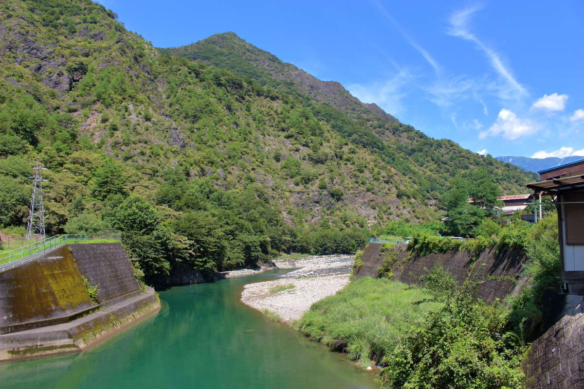 渡良瀬川の支流、松木川沿いに間藤駅があります