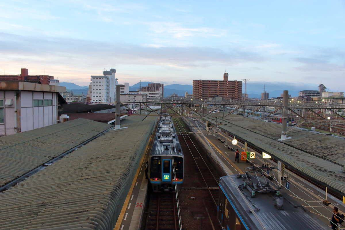 早朝、午前6時前の松山駅