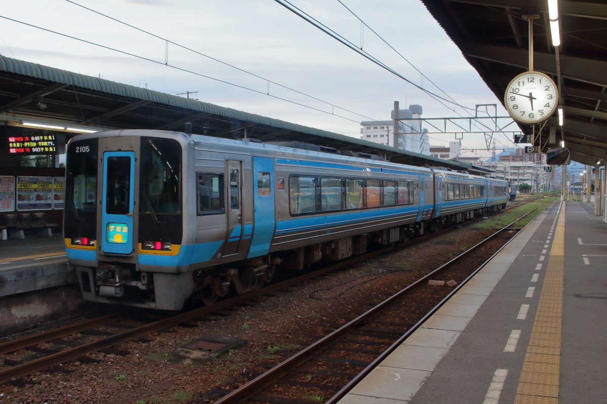 「宇和海1号」は松山駅を5時48分に発車、四国の朝は早い！