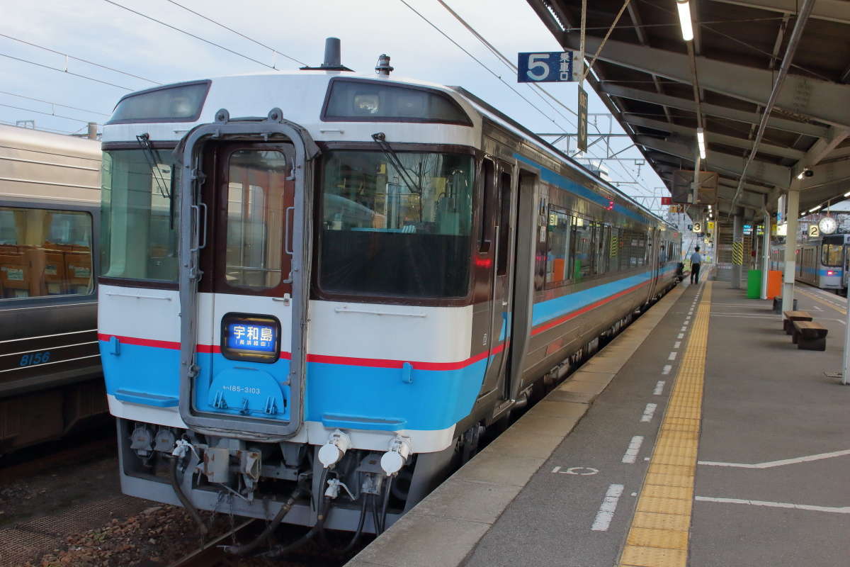 宇和島行きの普通列車はキハ185系の乗り得列車！