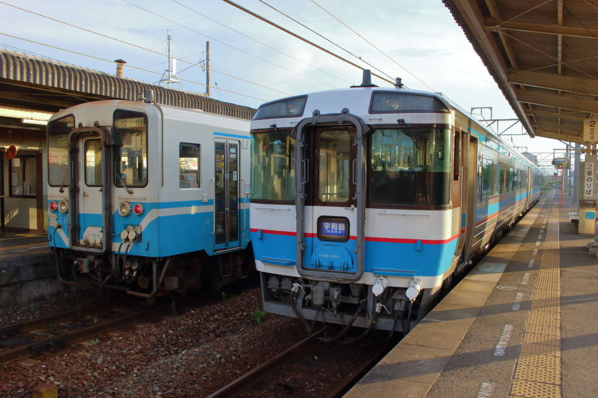 伊予市駅では松山行きの普通列車と交換待ち