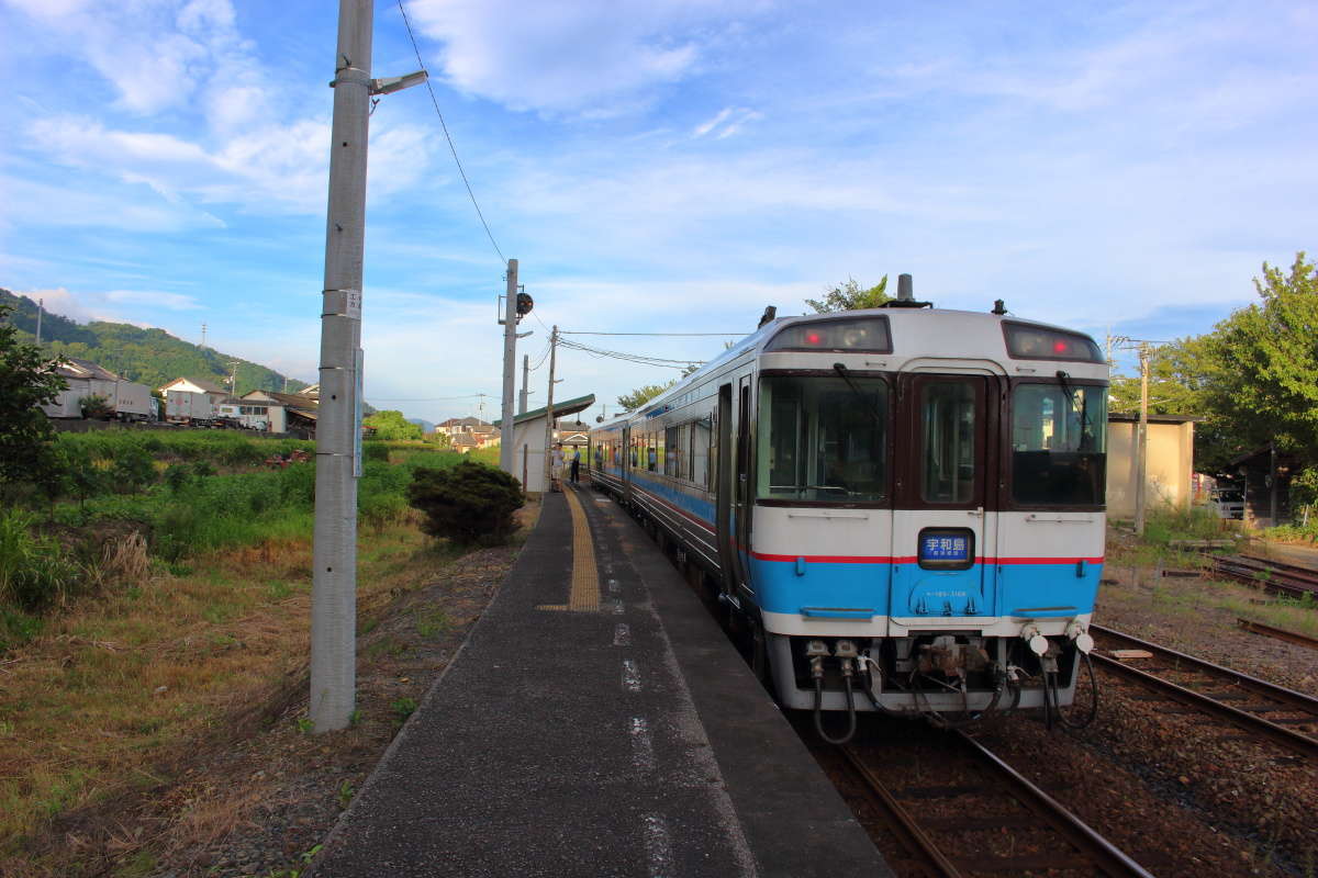 伊予上灘駅でも行き違いのため8分停車 のんびりした普通列車の旅です