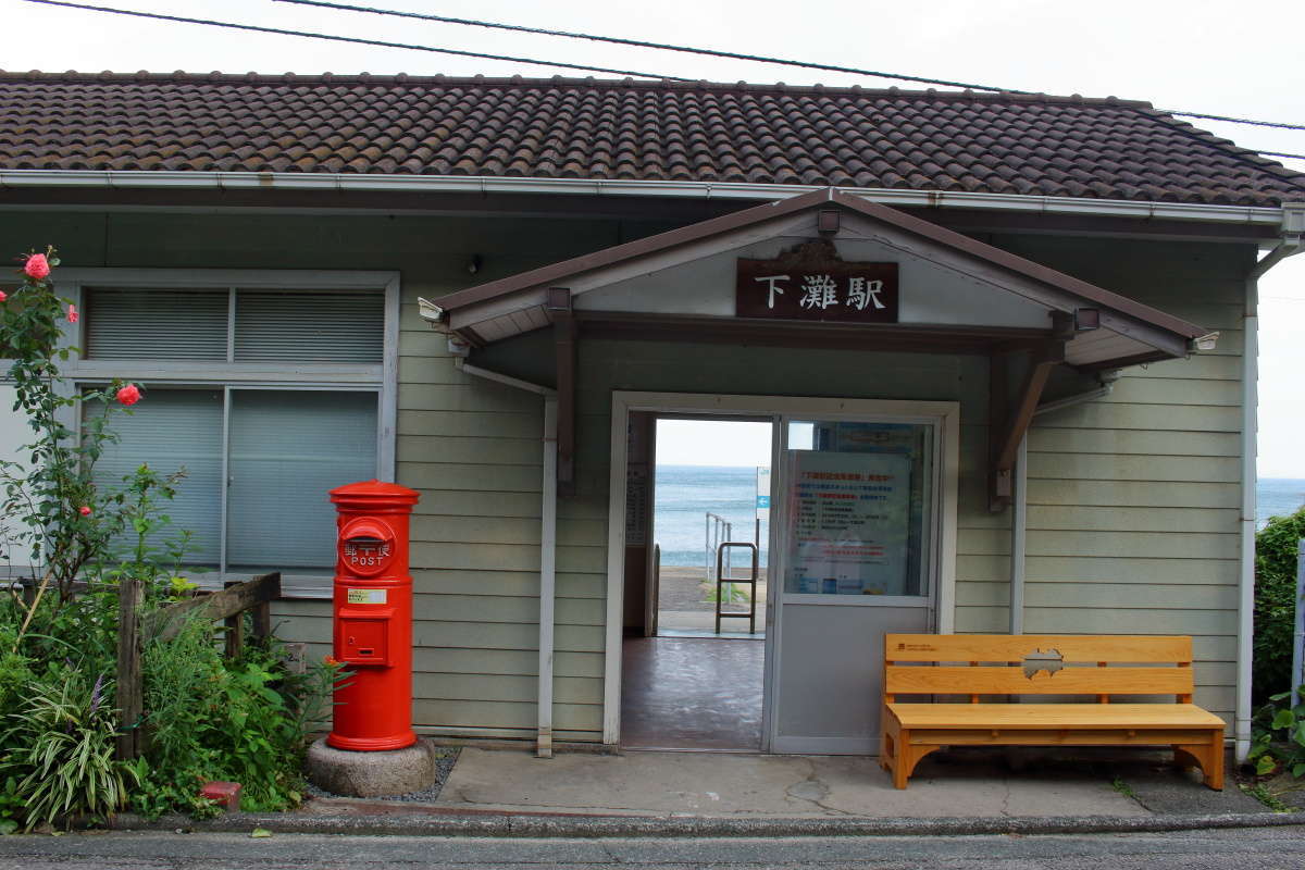 開業時から改装を重ねて利用されている下灘駅の木造駅舎