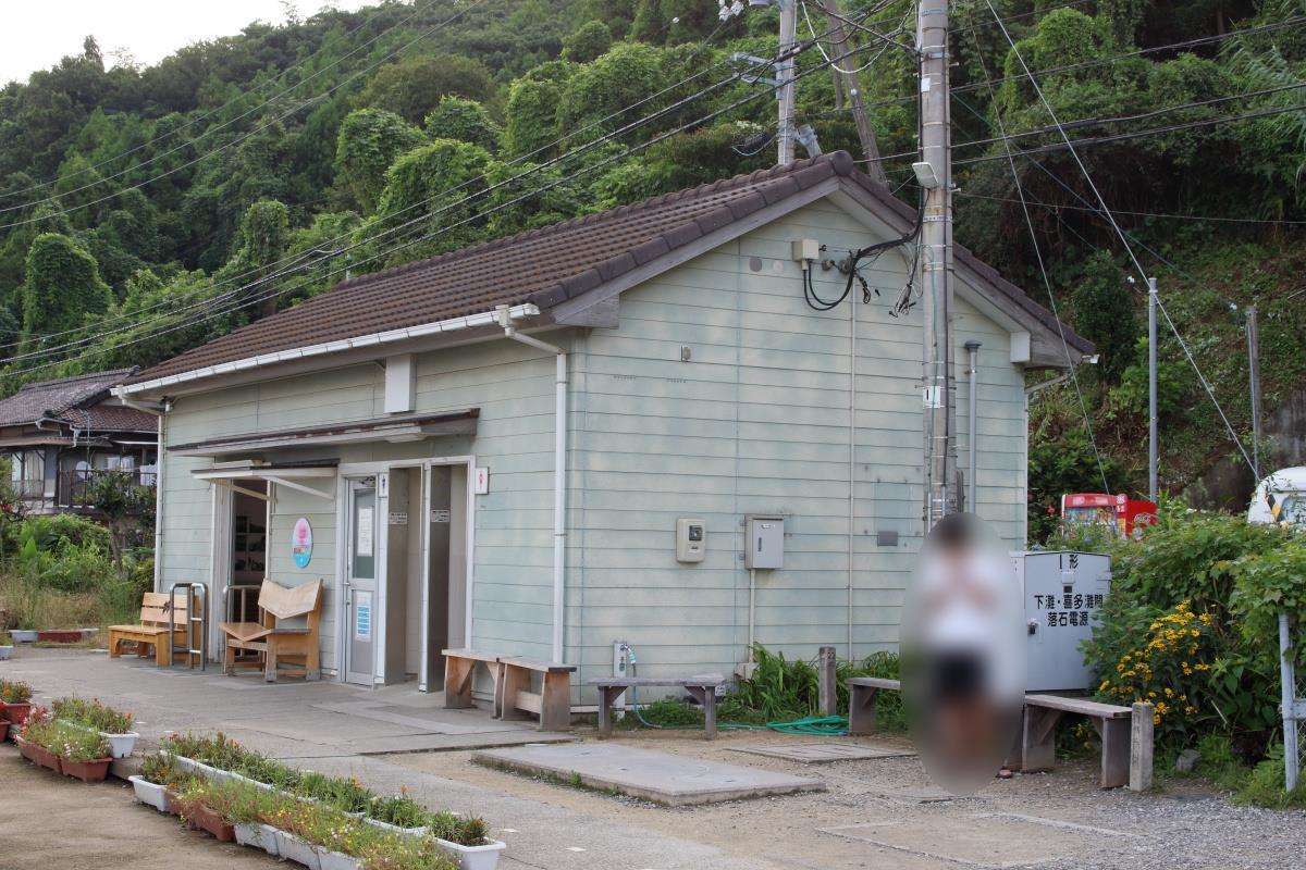 下灘駅の駅舎をホーム側から　トイレもあります