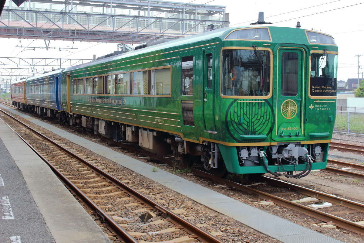 1号車はグリーンを基調とした「春萌（はるあかり）の章」