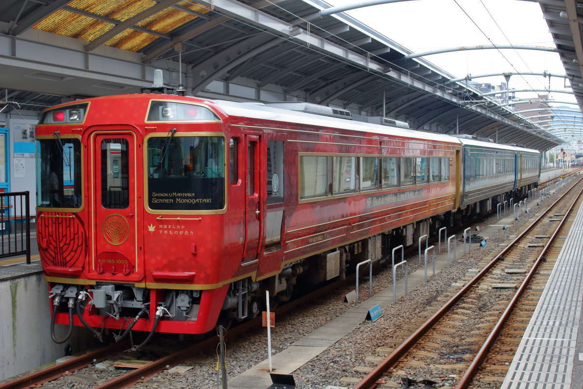 高松駅で、多度津から乗車するはずの「四国まんなか千年ものがたり」が！