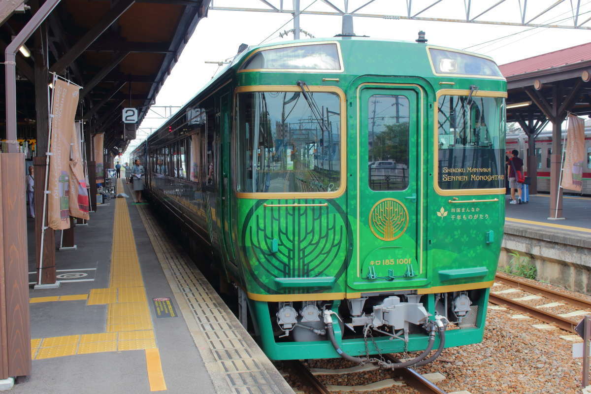 琴平駅に停車　１４分の停車時間があります