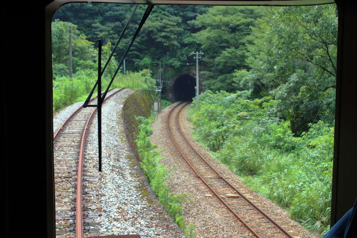 スイッチバックして坪尻駅へ