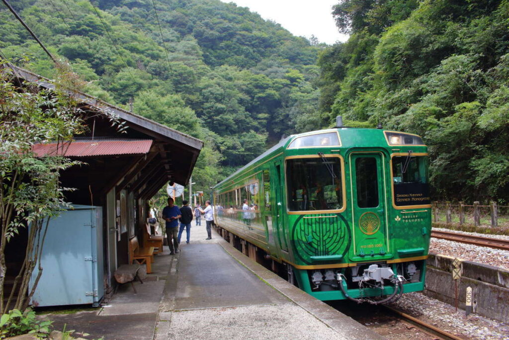 坪尻駅に停車中の「四国まんなか千年ものがたり」