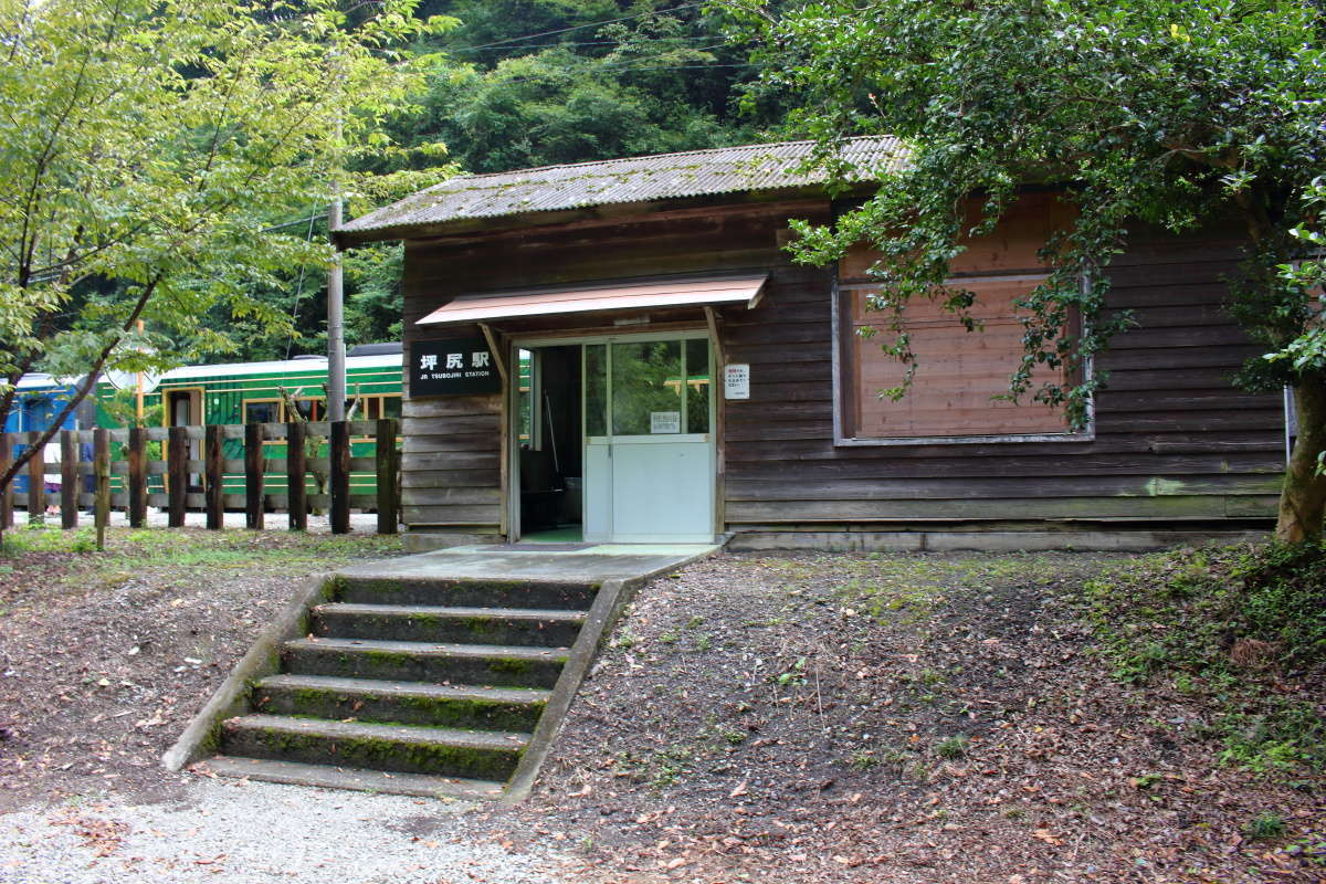 坪尻駅の古い木造駅舎