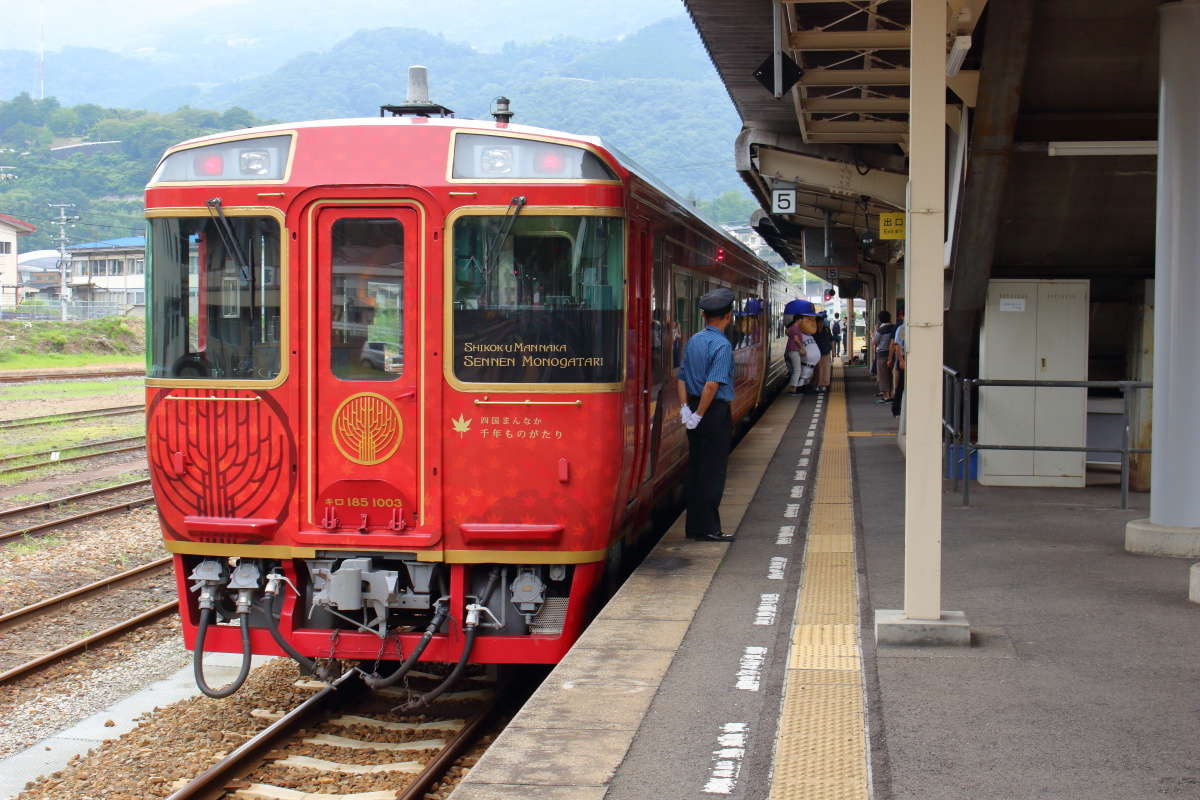 「四国まんなか千年ものがたり」は阿波池田駅に到着 10分の停車です。