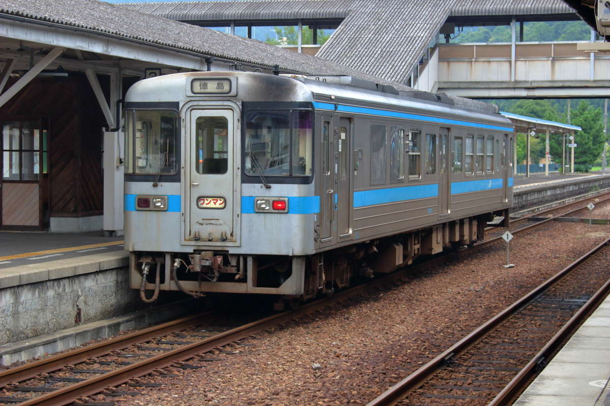 阿波池田駅に停車していた徳島行きの普通列車