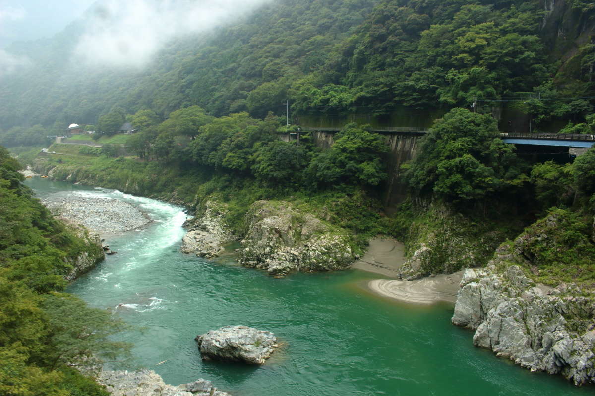 霧に煙るしっとりとした雰囲気の渓谷もなかなか